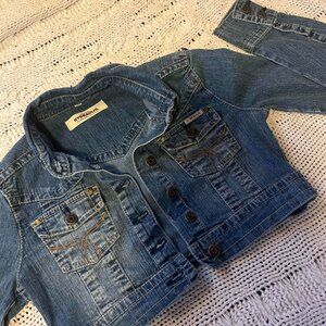 Super cute 2000s cropped denim jacket with button up...